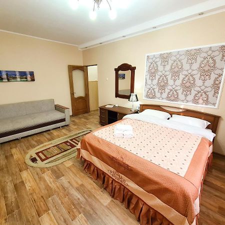 Апартаменты на улице Розыбакиева, 103 Алма Ата Екстериор снимка
